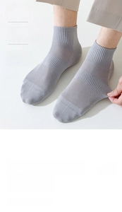 Dettaglio calzini sportivi grigio chiaro in cotone al 91,7% con design a rete traspirante