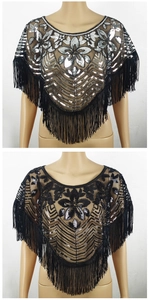 Détail du châle en maille avec paillettes argentées et longues franges de style vintage