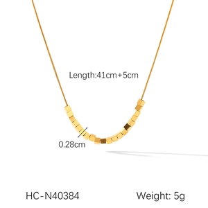 Vue détaillée du collier en acier doré avec perles cubes montrant la longueur de 41cm