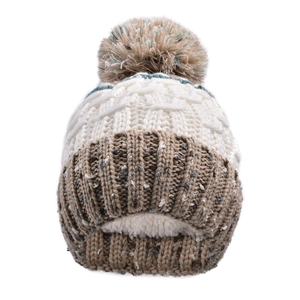 Détail du bonnet d'hiver en tricot avec doublure polaire chaude et fil texturé bicolore