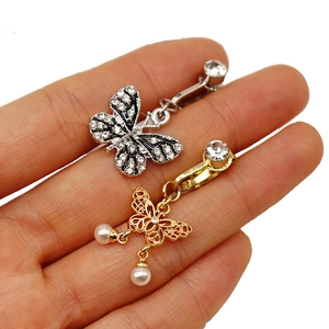 Détail des clips de nombril papillon en cristal aux styles argent brillant et perle dorée