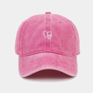 Détail de la casquette de baseball en jean délavé rose avec broderie cœur blanche
