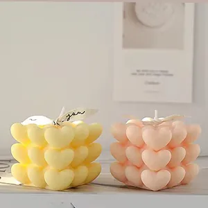 Détail d'une bougie cube faite de mini cœurs avec ruban décoratif et étiquette you