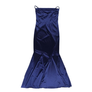 Gros plan sur la texture satinée bleu foncé et l'ourlet sirène de cette robe de soirée