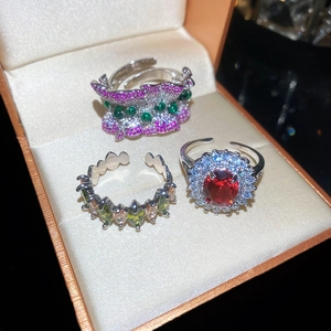 Vue détaillée de bagues tendance avec zircons colorés et sertissage raffiné