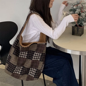 Detail of checkered autumn tote bag with cozy brown fleece lining and matching handles