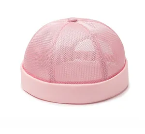 Détail de la casquette Docker en maille rose respirante avec bordure en toile robuste