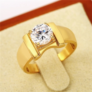 Vue détaillée d'une bague dorée pour homme avec un grand zircon rond serti à griffes
