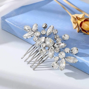 Dettaglio pettine da sposa argento con cristalli vari su una scatola regalo blu