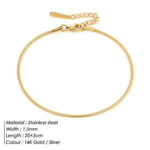 Details der goldenen Schlangenkette aus Edelstahl mit 1,5 mm Breite und 20+3 cm Länge