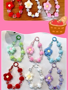 Laccetti per telefono fatti a mano con fiori di lana e pompon colorati in varie tonalità.