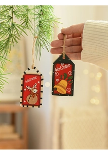 Détail de suspensions de Noël en bois rouges et noires avec texte Welcome et motifs