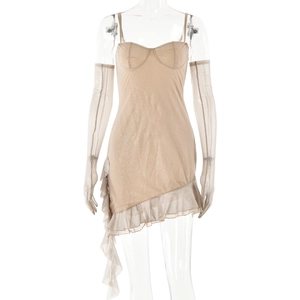 Détail de robe en maille champagne avec paillettes argentées, corset et ourlet volanté