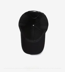 Détail de la casquette d'hiver avec doublure polaire et protège-oreilles pliables chauds