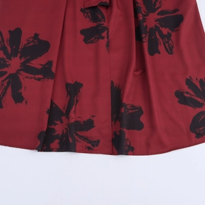 Elegantes französisches Maxikleid mit bordeauxrotem Blumenprint und V-Ausschnitt