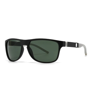 Gafas de sol TR clásicas negro mate con lentes verde oscuro y patillas en blanco y negro