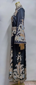 Détail de l'imprimé paisley sur la robe portefeuille à manches longues et aspect soie