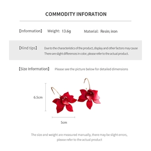 Infographie détaillée de boucles d'oreilles fleurs en résine rouge avec dimensions
