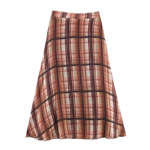 Falda midi acampanada con cuadros marrones clásicos y un diseño de textura elegante