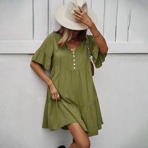 Robe courte verte élégante à col en V, manches volantées et jupe plissée à étages