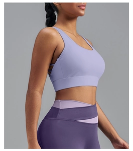 Détail de legging de yoga lavande à taille haute avec ceinture croisée élégante