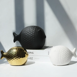 Modernas figuras de peces de cerámica nórdica en negro mate, blanco y acabado dorado galvanizado