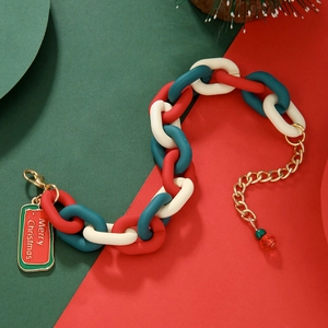 Gros plan du bracelet de Noël rouge et vert avec pendentif Merry Christmas