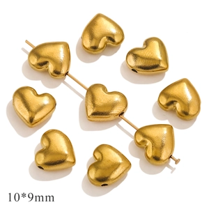 Makroaufnahme von goldenen Herz-Edelstahlperlen 10x9mm für DIY-Schmuckherstellung
