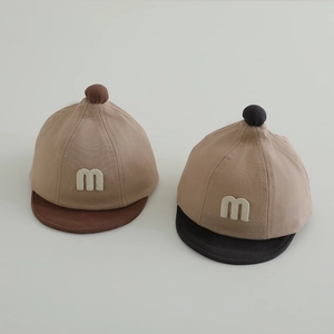 Baby Schirmmütze mit Buchstaben M Aufnäher und Bommel in Khaki und Kaffeebraun Farben