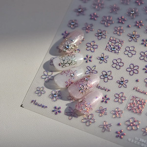 Détail d'autocollants 5D pour ongles avec fleurs laser holographiques violettes