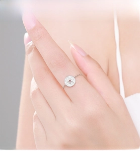 Détail d'une bague chaîne en argent S925 avec pendentif étoile ajouré et zircons pavés