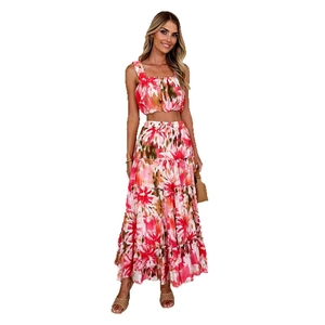 Ensemble floral deux pièces avec haut court à col carré et jupe longue à taille haute