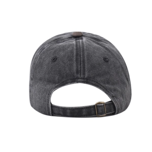 Détail de la boucle en métal et du tissu délavé sur la casquette de baseball vintage