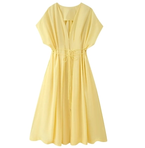 Vue détaillée de la robe jaune à col en V avec cordon à la taille et texture fine