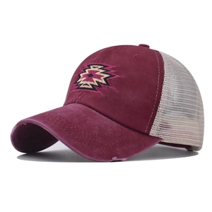 Dettaglio della visiera consumata e del ricamo su questo berretto da baseball bordeaux