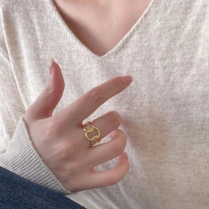 Minimalist 925 sterling silver golden chain link ring worn on model's finger