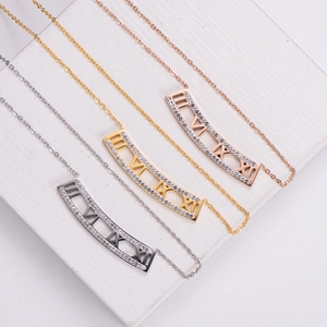 Tre collane con numeri romani in argento oro e oro rosa su base geometrica