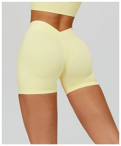 Gros plan d'un short de yoga sans couture jaune clair avec taille haute en V et effet galbant