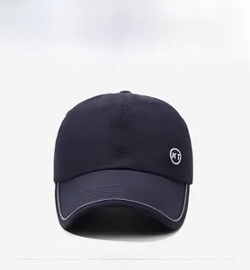 Vista frontale del cappello traspirante blu scuro con logo KT e bordo grigio