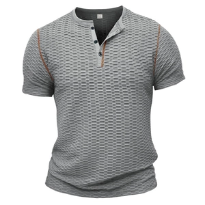 Détail d'un t-shirt henley gris en maille gaufrée avec trois boutons et coutures brunes