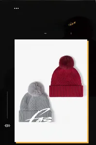 Gros plan de bonnets d'hiver en tricot côtelé avec pompons en fourrure rouge et gris