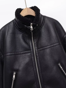Détail de la veste aviateur noire avec texture cuir et doublure en peau lainée