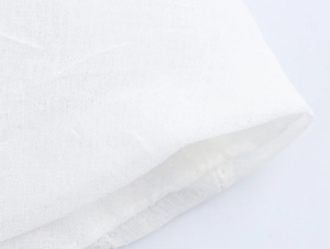 Gros plan détaillé sur la texture de la dentelle respirante et la maille de la robe