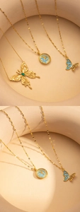 Détails de colliers en titane doré avec papillon en émail bleu et pendentifs lune étoile