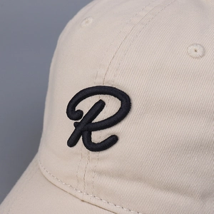 Gorra de béisbol de algodón beige con detalle de letra R bordada estilo coreano