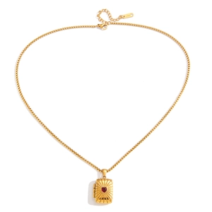 Détail du collier en acier inoxydable 18K avec médaillon à pierre précieuse cœur rouge
