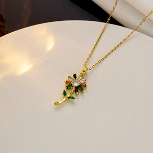Goldene Sonnenblumen-Halskette mit bunten Zirkonia-Blütenblättern und funkelnder Mitte