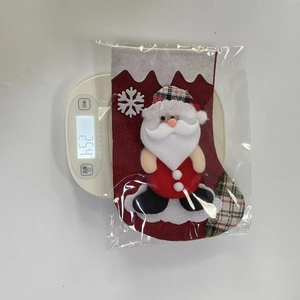 Chaussette de Noël en lin avec poupée Père Noël 3D sur balance pesant 25,4g