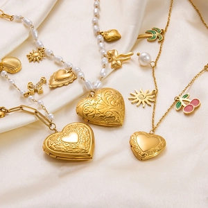 18K vergoldete Herz-Medaillon-Halskette mit Perlen und Boho-Charms auf Seidenstoff
