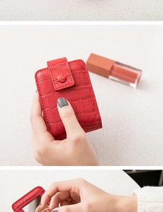 Detail der roten Lippenstifttasche aus PU-Leder mit Kroko-Prägung und integriertem Spiegel